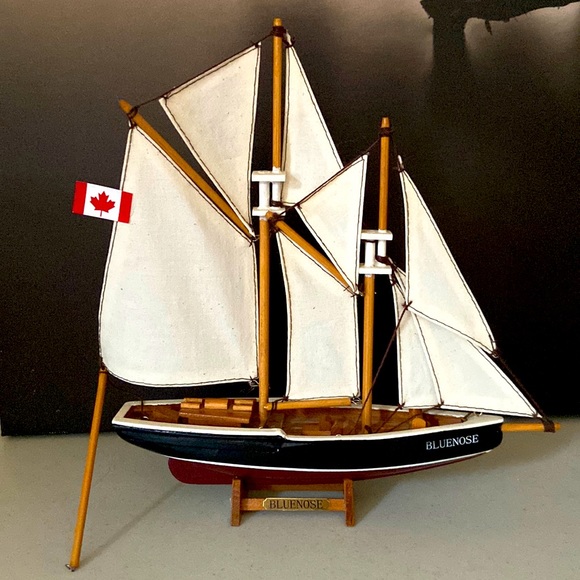Cute little collectible sailboat - Picture 1 of 5